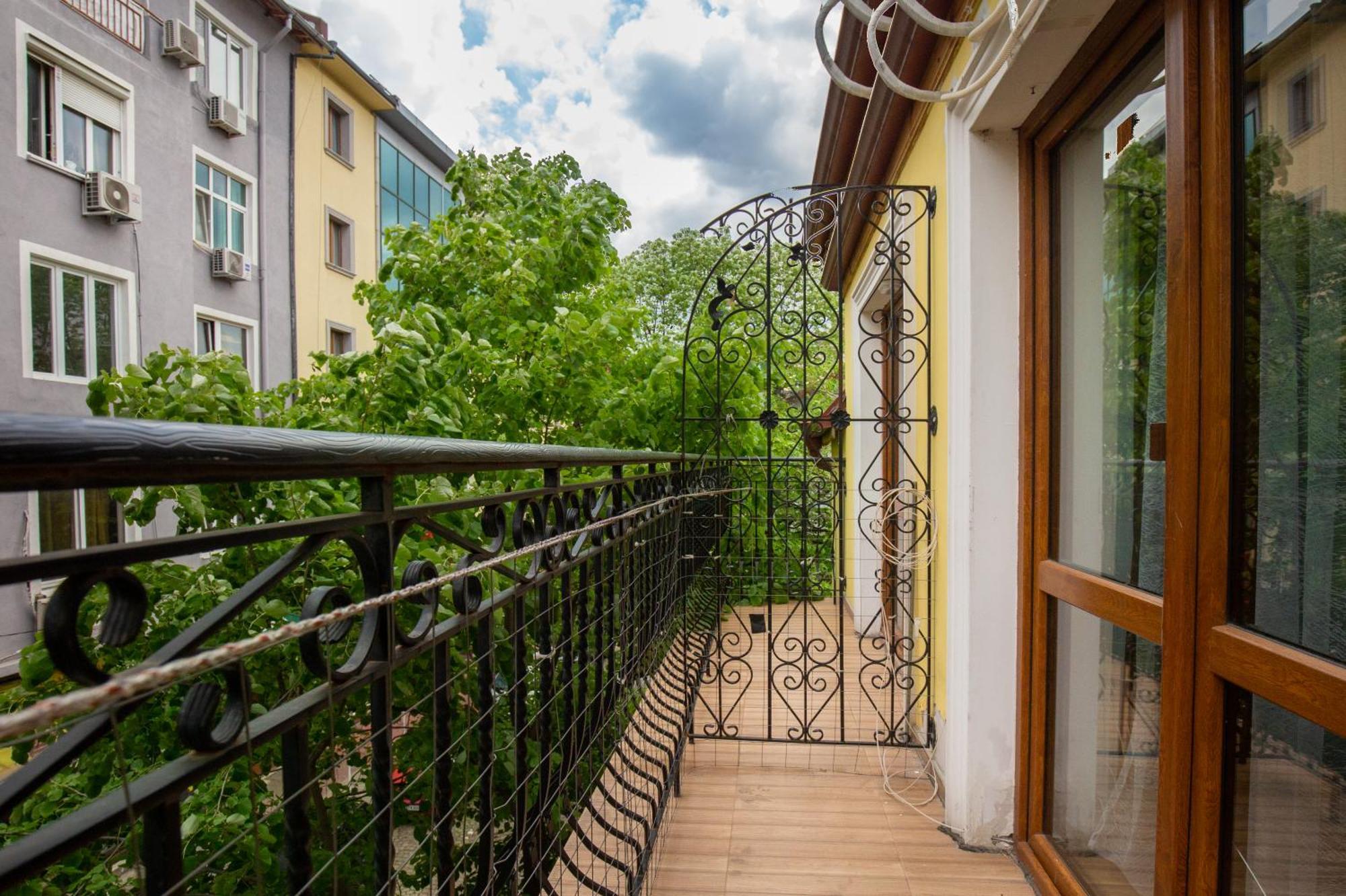 En-Suite Rooms: Novа Guesthouse In Sofia Center Luaran gambar